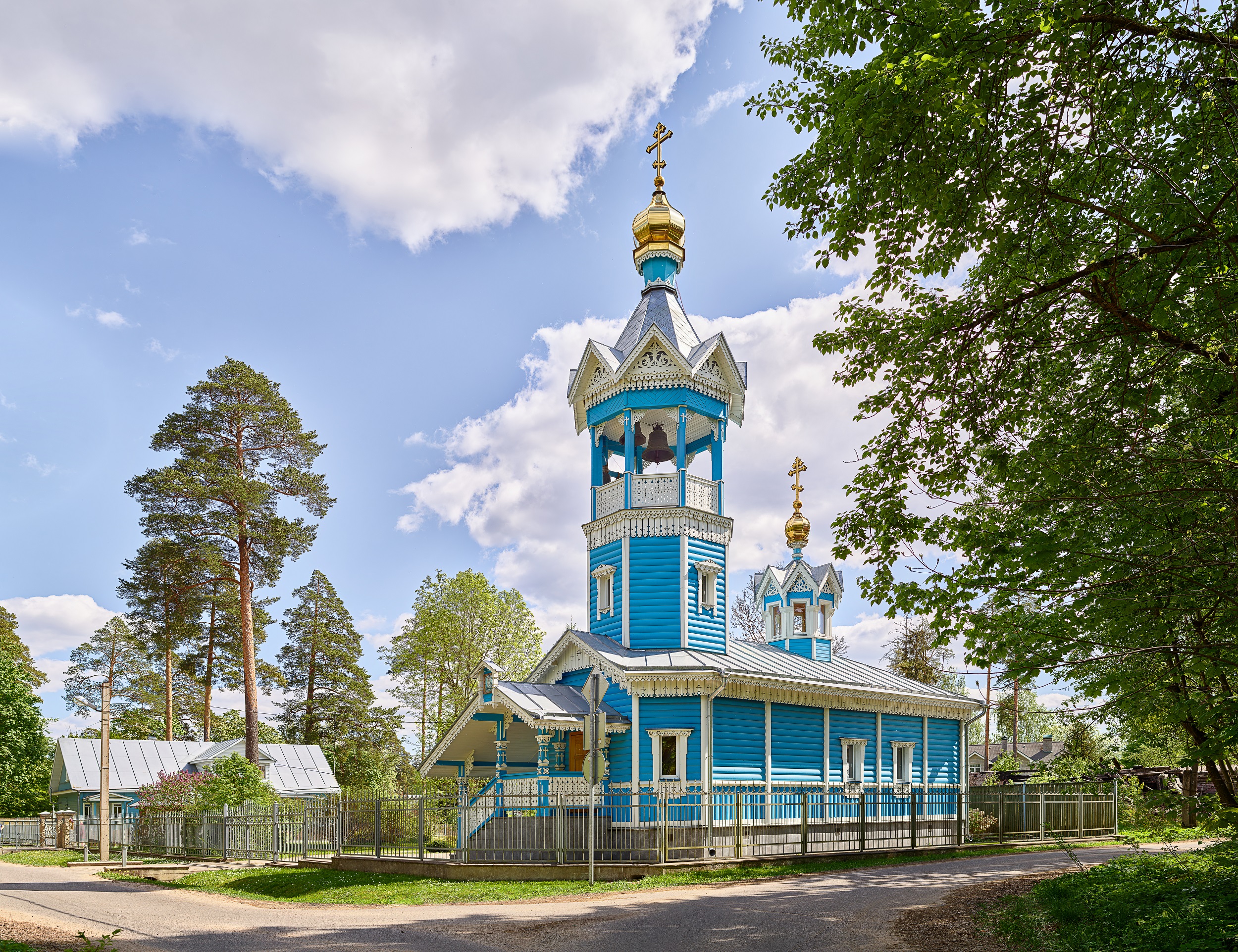Сиверская колокольня с храмом Петра и Павла и приходским домом